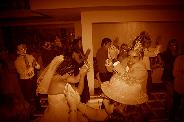 fotografia de boda novios jugando